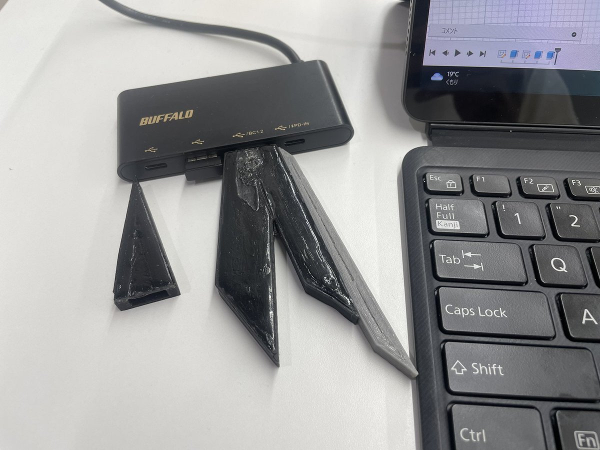 最近作ったアリアルさんグッズ自慢していい?
いいよ
やったー!

1枚目 キーホルダー
2枚目 コースター
3枚目 ペーパーウェイト
4枚目 髪飾り型USB