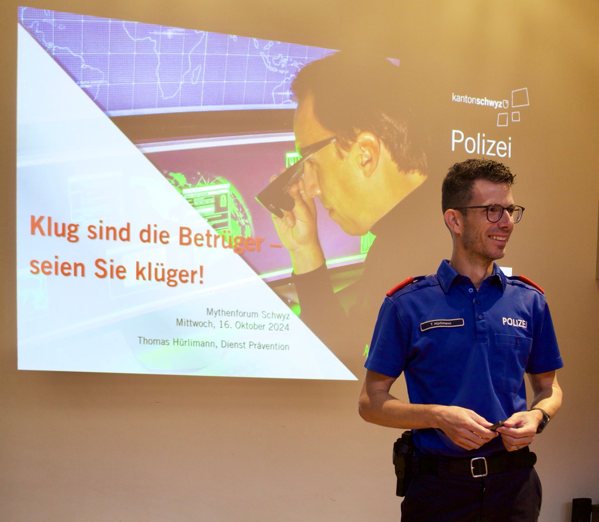 Anlässlich zwei Live-Veranstaltungen im November will die Kantonspolizei Schwyz zusammen mit einem Referenten der Firma TWINT die Schwyzer Bevölkerung rund um aktuelle Fragestellungen zum Thema Cybercrime informieren.

Weitere Details: bit.ly/3UChAfR