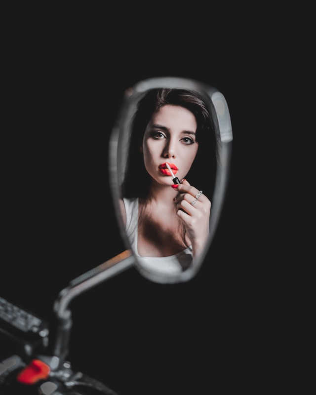 Beauty19960's tweet photo. A quick touch-up can make all the difference! 💄✨ Bold red lips are always a classic choice for instant confidence and a pop of glam. Ready to take on the day with style! 💋 #MakeupGoals #RedLips #BeautyEssentials #ConfidenceBoost #MakeupInspiration #Glam https://t.co/8BT9KTAhYe