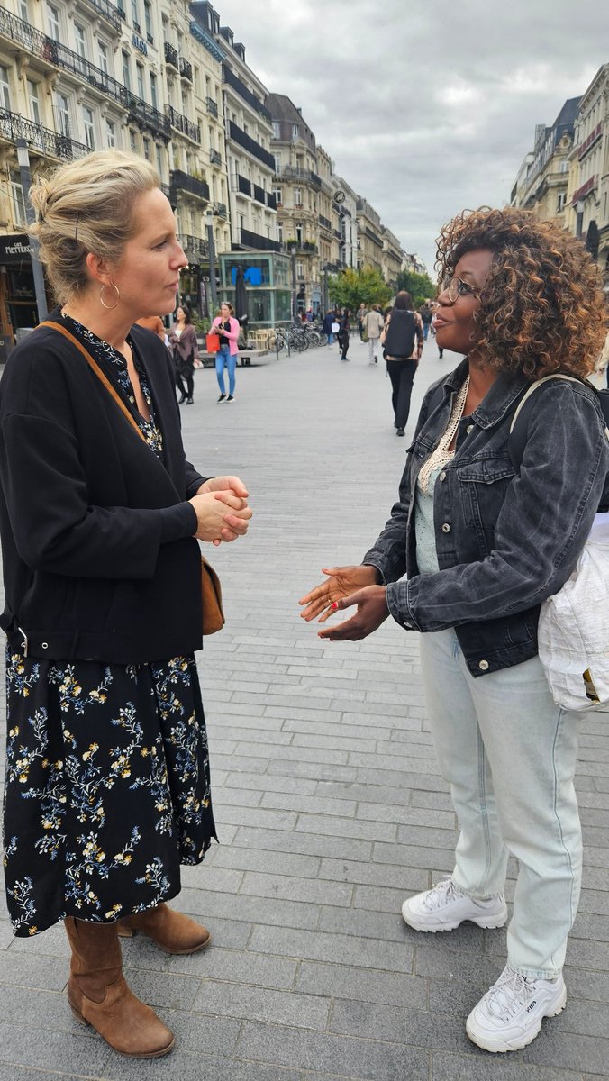Op de dag van Verzet tegen armoede had ik de kans Maryam te leren kennen. Ze is brugfiguur bij een school in Schaarbeek vanuit vzw De Schakel. Ze legde uit hoe zij dat doet, drempels verlagen en mensen warm toeleiden naar die diensten die de juiste hulp en bijstand kunnen bieden.