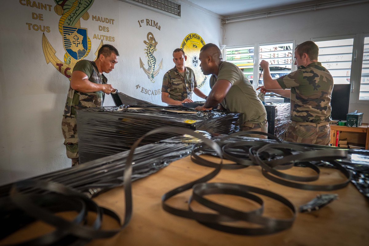 FAA_Officiel's tweet photo. Un départ qui se précise… 📦🚚
Après 4 mois de mandat, les « #gaillards » du 35e régiment d’infanterie 🪖🛫 seront relevés la semaine prochaine par les « #paras » du 35eme régiment d’artillerie parachutiste 🪂🛬 au sein de la 2eme compagnie du @33eRima ! https://t.co/L0pJmoETga