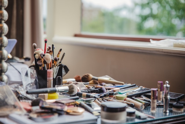 Beauty19960's tweet photo. Every makeup artist's dream! 💄✨ A table full of endless possibilities—each brush, palette, and product ready to create a masterpiece. The beauty of makeup is that it allows us to experiment and express ourselves in so many ways. 🎨 #MakeupLover #BeautyEssentials https://t.co/7G7zRvS8ET
