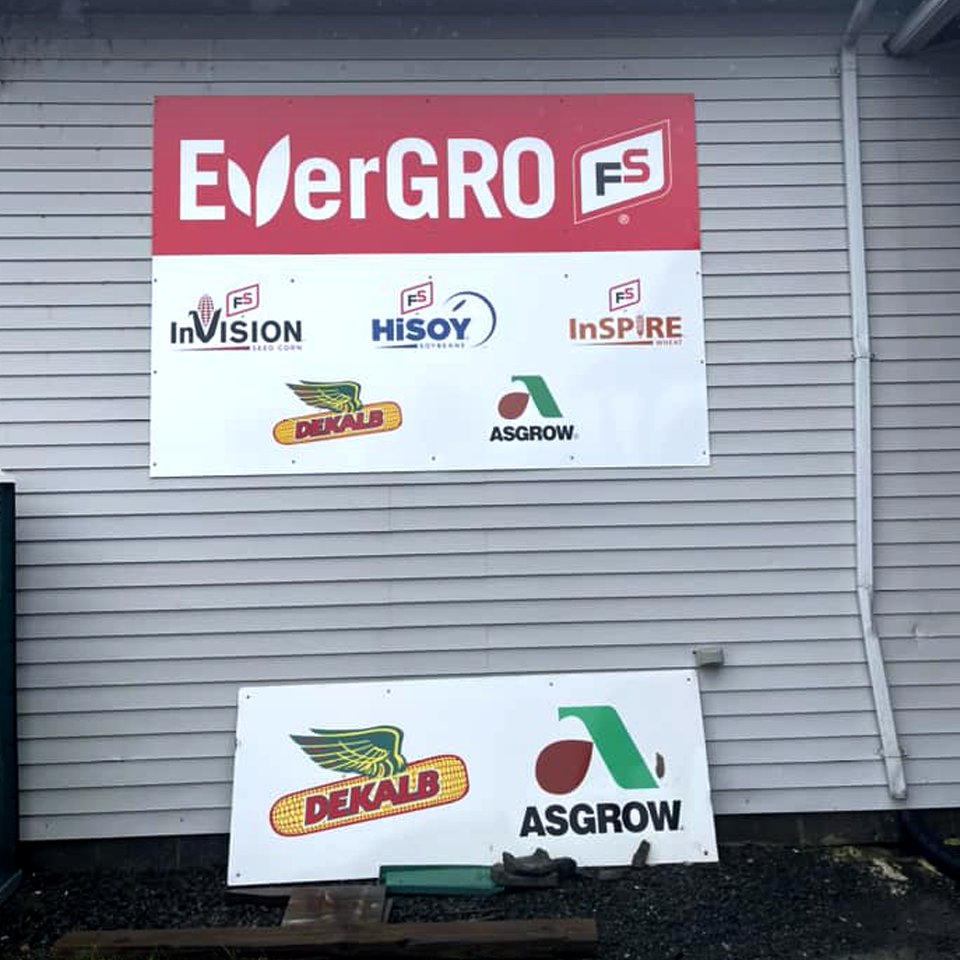 montysplantfood's tweet photo. Paul Miles, Eastern Division Director, visits with EverGRO Madison Branch. Seeing good results with Monty's Liquid Carbon, Calcium +, Hay-Now, & K28. Left ear is with Monty’s products and right ear is with standard program.
https://t.co/VB7LbTglrh
#soilhealth #humicsleader https://t.co/RLlmSyF8iz