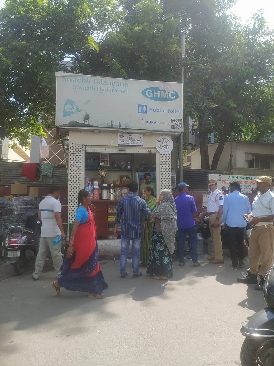 Sanatanization1's tweet photo. What legal rights they have to convert GHMC public toilet into general store ?
Location :- Opp Nilofer Hospital. 
Even traffic police can seen in picture.
What are you doing ? @GHMCOnline @CommissionrGHMC @gadwalvijayainc @hydcitypolice @HYDTP 
Will you be taking action on this ? https://t.co/GTZiD6lNIH