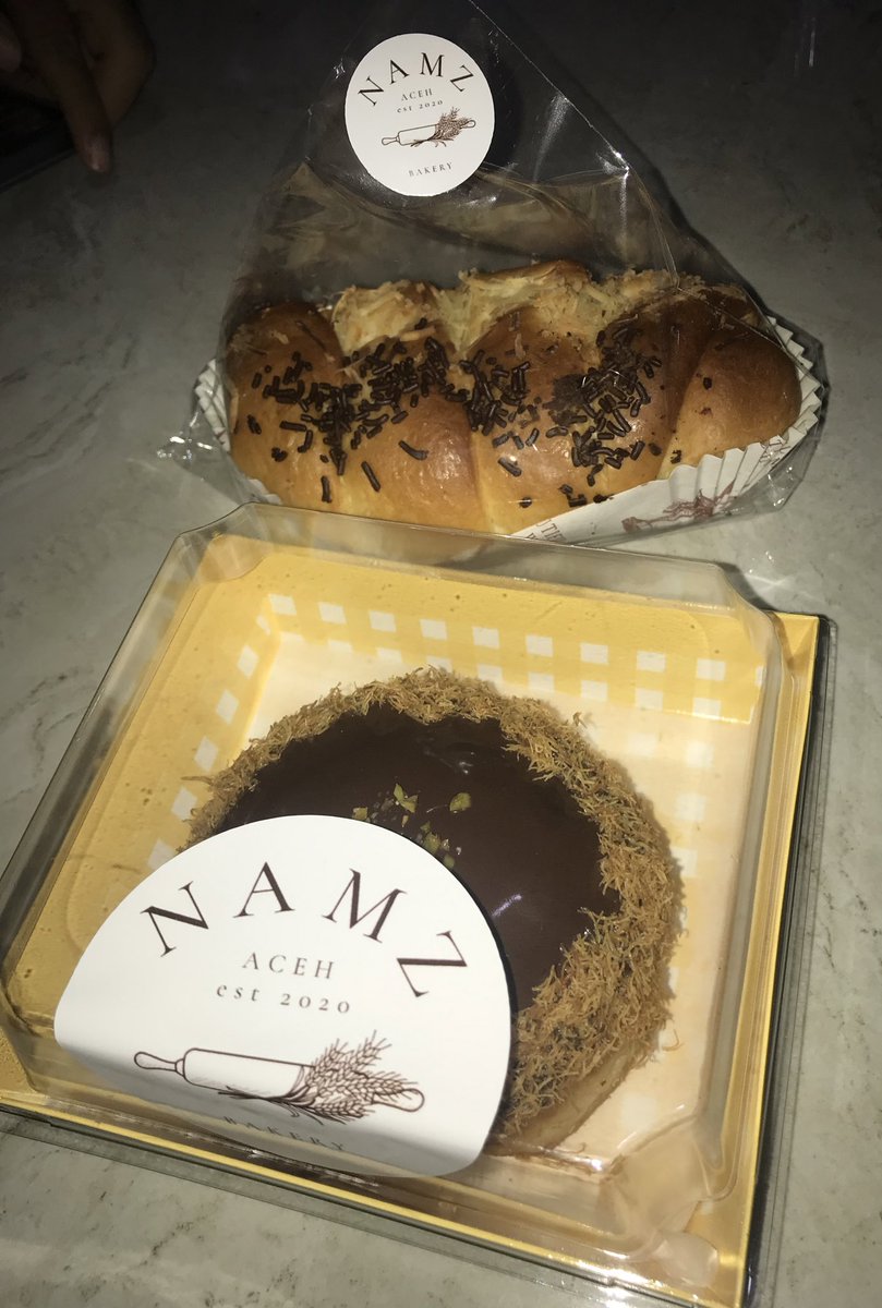 Dubai Chocolatenya ga kebagian di Namz Bakery, cuma ada cake dan Bomboloni pistachio aja, gpp nyobain ini aja dulu. Mana tahu pas ke Jakarta bisa nyobain Dubai Chocolatenya Don Bake Shop 🤍 #dubaichocolate #pistachio