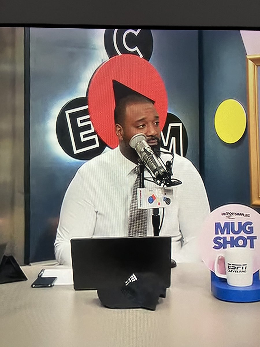 DaveWanta's tweet photo. @UnSportsESPN When Canty sits just right in front of that triangle, it looks like he’s wearing a dunce cap. Please make sure he’s sitting in this same spot after the Packers beat the Texans. https://t.co/nRhvwrHLwt