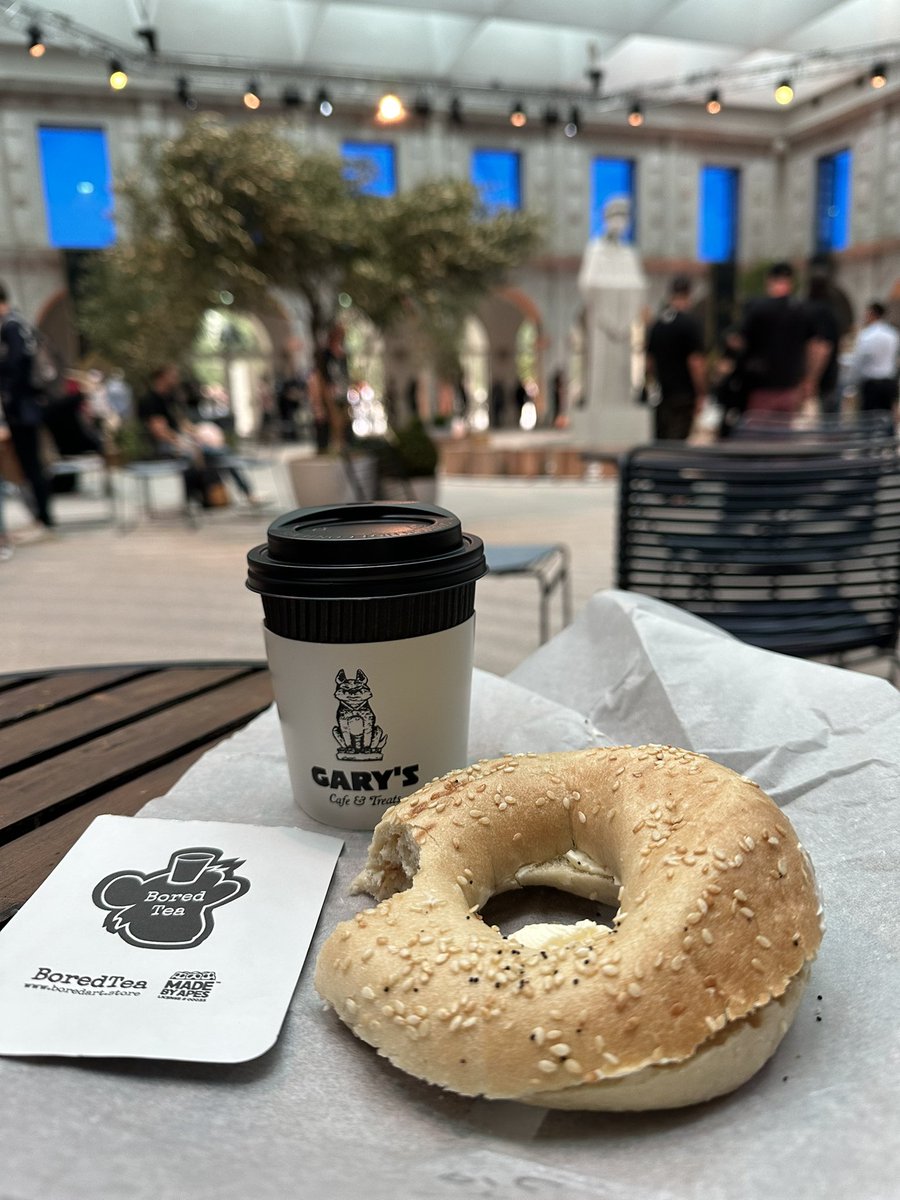 Enjoying a quick late breakfast with Curtis, <a href="/TheBoredTea/">BoredTea 🍵</a> and <a href="/Bored_Bagels/">Bored Bagels</a> ❤️