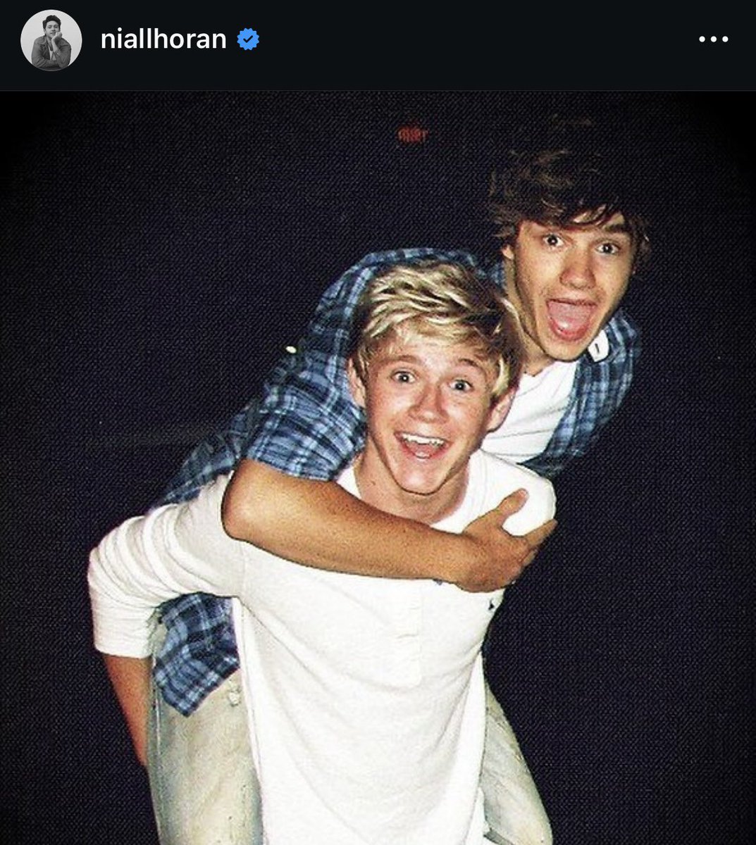 niallhbra's tweet photo. Niall Horan via Instagram: 

“Estou absolutamente devastado com o falecimento do meu incrível amigo, Liam. Ainda não parece real. 

Liam tinha uma energia para a vida e uma paixão pelo trabalho que era contagiante. Ele era o mais brilhante/que se destacava em qualquer ambiente e sempre fazia todos se sentirem felizes e seguros. 

Todas as risadas que tivemos ao longo dos anos, as vezes por causa das coisas mais simples, continuam vindo na minha mente durante a tristeza. Nós pudemos viver nossos sonhos mais loucos juntos e vou valorizar cada momento que tivemos juntos para sempre. A ligação e a amizade que tivemos não acontece muito durante a vida. 

Me sinto muito sortudo que pude vê-lo recentemente. Eu infelizmente não sabia que depois de dizer adeus e o abraçar aquela noite, eu estaria dizendo adeus para sempre. É de partir o coração. 

Meu amor e condolências para Geoff, Karen, Ruth, Nicola e, claro, seu filho Bear. 

Obrigado por tudo, Payno. 

Te amo, irmão. 

Nialler”