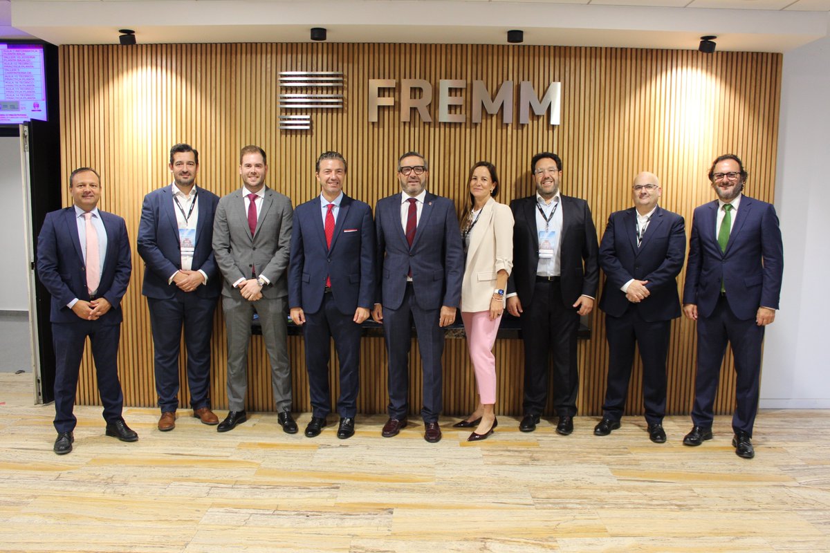 fremm_es's tweet photo. @fremm_es abre sus puertas a la asamblea de concesionarios oficiales @PeugeotES, #ASOAP. Nuestro pte, Alfonso Hernández, destaca el papel de las empresas de #automoción en la Región de Murcia por su capacidad de innovar y crear empleo, con las asociadas a FREMM a la vanguardia. https://t.co/p0NauxMkTw