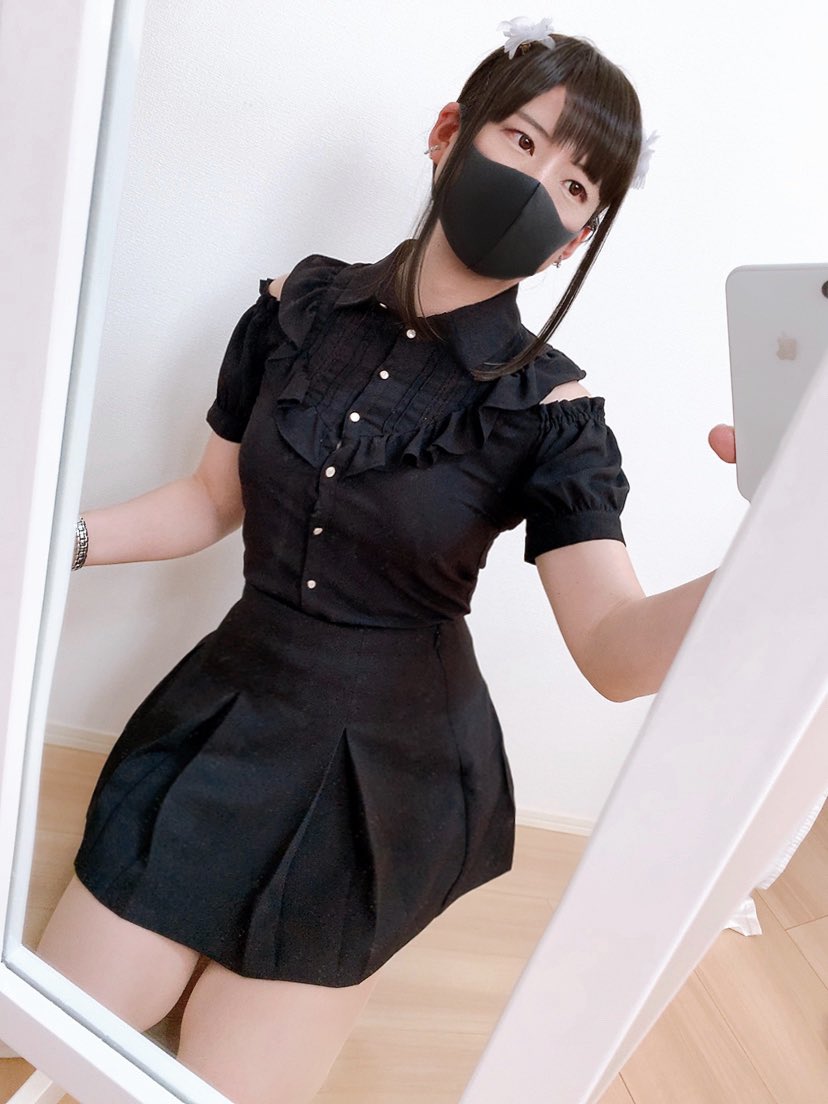 ZlgOS7VjaFX5O1j's tweet photo. フォロワーさんとお揃いにしたくて買いに行ったGUのスカート。持ってる人も多そうだけど気に入ってます！

トップスはINGNIのを合わせたんですが、ちょっとぴちぴちすぎたかも…🤭
みなさんは,ぴちぴちコーデきらいじゃないですよね？♬ https://t.co/Zdq2vrJIC9