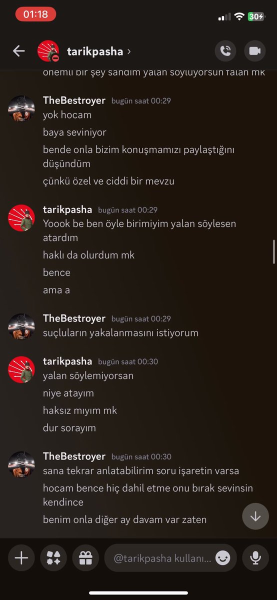 thebestroyerr's tweet photo. Çok sağlam yalan sıkıyor. Konuşmamızı da paylaşmış olduğunu zaten malum elemanın tweetlerinden görebilirsiniz. Üstüne üstlük hala daha ben suçluların yakalanmasını istiyorum yazıp olayı tekrar tekrar anlatacağımı ifade ediyorum. Ecrin Su ve panelcisi zaten olay. İkisi de suçlu.. https://t.co/yCTWXyhVq1