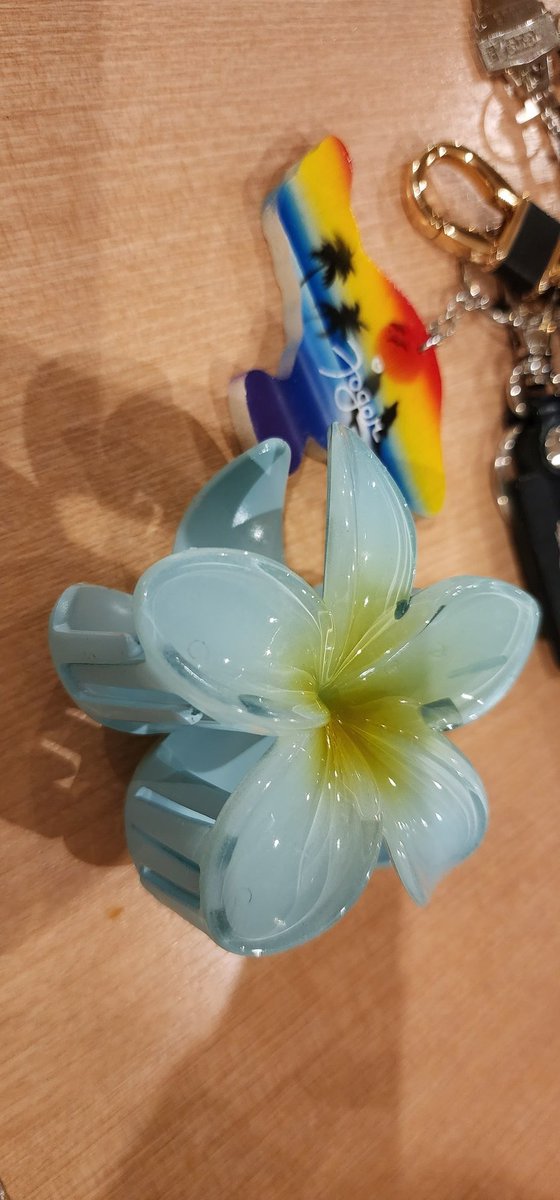 さっきユニットにインドネシア人の後輩ちゃん来てくれて
こないだインドネシア帰ったからってお土産いっぱいくれたぁ😭♡
お菓子1箱ずつとか量バグってて面白かったけどユニット離れてからも仲良くしてくれてほんとに嬉しい♡