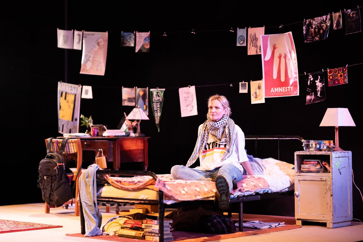 Fy Enw i yw Rachel Corrie ✍️

Mae'r lluniau cynhyrchiad wedi landio❤️ Dim ond 2 berfformiad ar ôl!

The production pics have landed ❤️ Only 2 performances left!
 
📍<a href="/ShermanTheatre/">Sherman Theatre / Theatr y Sherman</a> HENO / TONIGHT
📍 <a href="/yr_egin/">Canolfan S4C Yr Egin</a> FORY / TOMORROW

theatr.cymru/sioeau/fy-enw-…