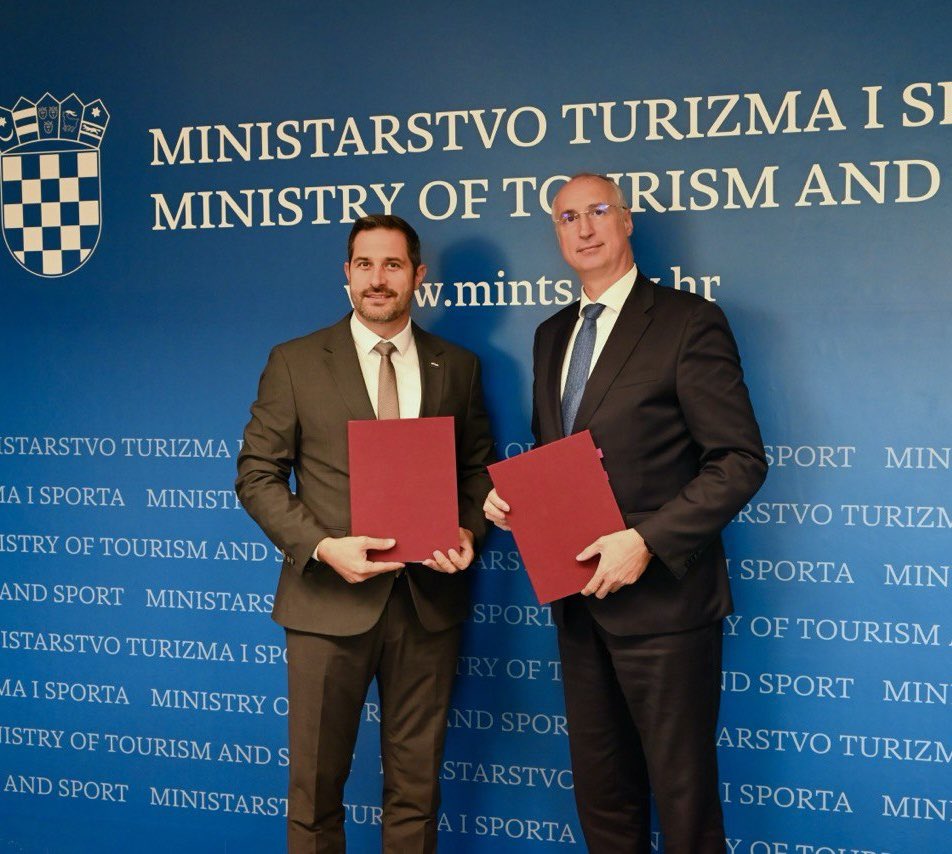 TonciGlavina's tweet photo. Potpisan je prvi ugovor s #GradSplit @puljak za sportske građevine od nacionalnog interesa u vrijednosti od 600.000€ čime na inicijativu i snažno uključivanje @VladaRH i formalno počinje projekt obnove stadiona Poljud. https://t.co/SPvHxvLXCT