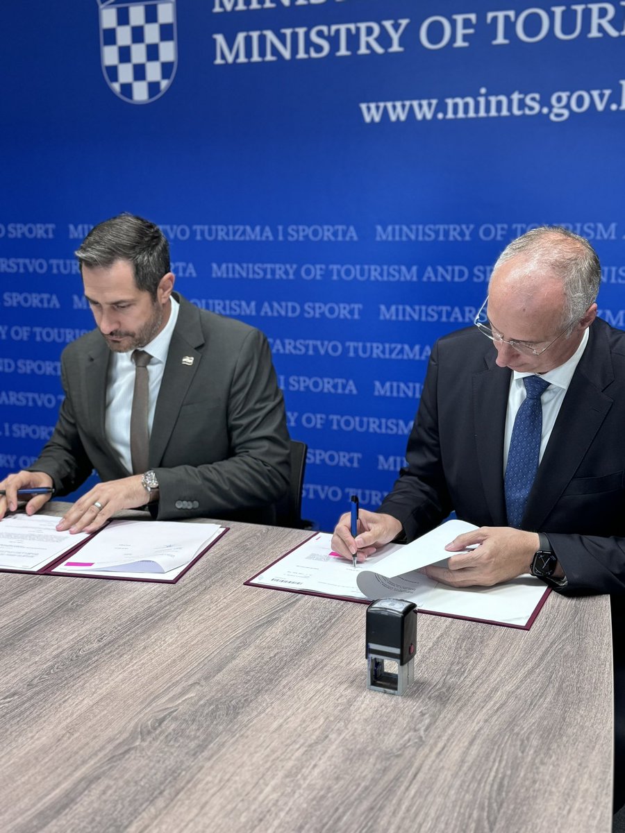 TonciGlavina's tweet photo. Potpisan je prvi ugovor s #GradSplit @puljak za sportske građevine od nacionalnog interesa u vrijednosti od 600.000€ čime na inicijativu i snažno uključivanje @VladaRH i formalno počinje projekt obnove stadiona Poljud. https://t.co/SPvHxvLXCT