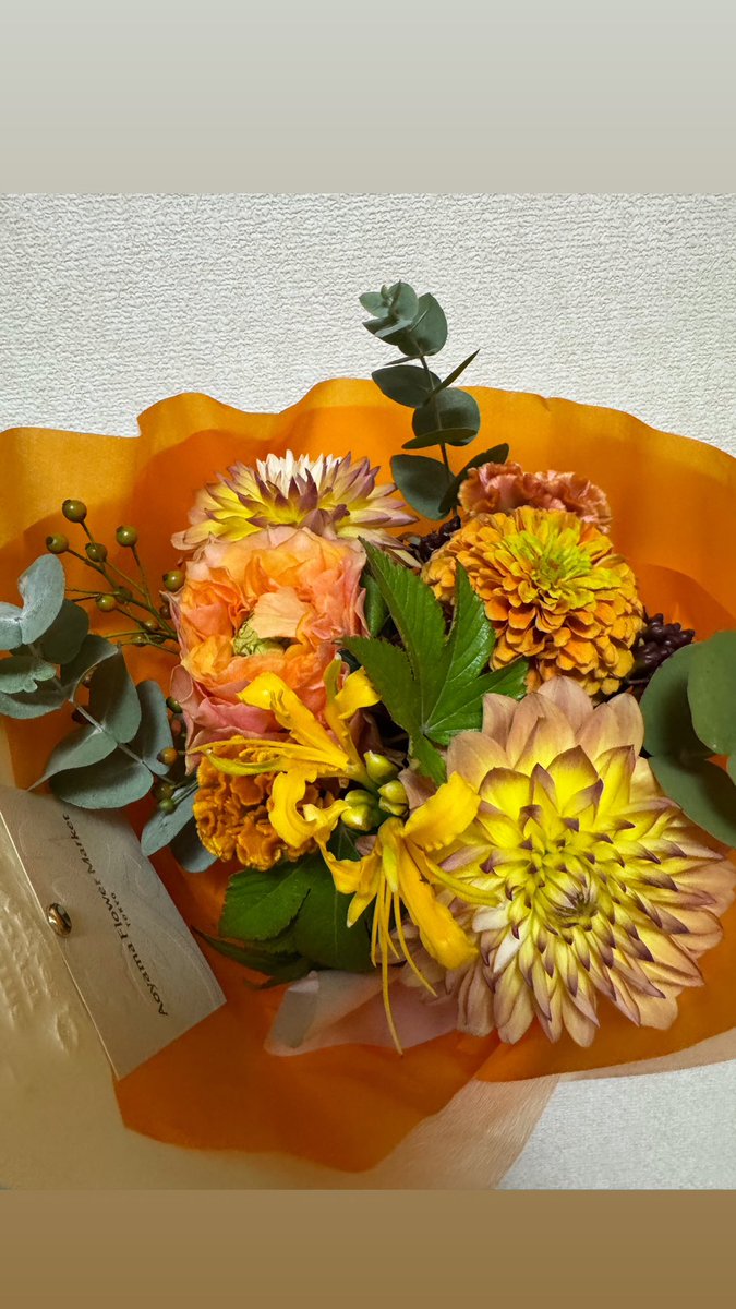 10_38ma's tweet photo. 誕生日を迎え、今年も無事歳を重ねることが出来ました✨
たくさんのお祝いの言葉嬉しいです😭ありがとうございます💓
28歳も沢山踊っていたいなと思います🧡
これからも何卒よろしくお願い致します🙇‍♀️✨

長いお付き合いの生徒さんから秋カラーのお花を頂きました💐素敵なオレンジ達🧡 https://t.co/ui8vapRArR