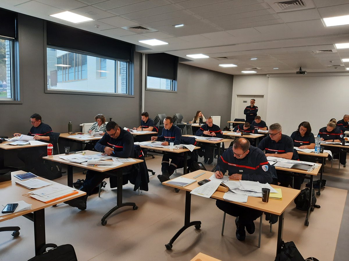 SDIS62's tweet photo. La formation PRV1 s'est terminée ce matin avec la dernière épreuve pour 14 stagiaires (12 SP et 2 PATS). Durant ces deux semaines, ils ont été formés à l'étude des dossiers ERP de 5e catégorie sans locaux "sommeil". Bravo à tous pour votre engagement ! #prevention #prv1 #sdis62 https://t.co/IiwbXGX9Gi