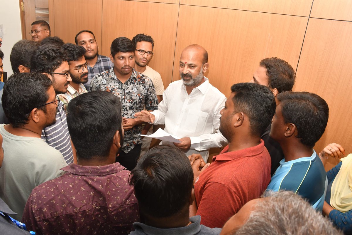 bandisanjay_bjp's tweet photo. Congress is against reservation - this is proved in Telangana.

Met teary Group1 aspirants in Karimnagar who were seeking help on postponing Mains Exam. 

GO29 is a proof of how the government is hurting the SC, ST, BC reservation

BJP extends support to Group1 job aspirants and will fight till Group1 Mains exams are rescheduled 

A govt which has seen blood of youth will never sustain. This is wrong and strongly condemn the lathi charge against youth. 

I will be going to Ashoknagar and meet the aspirants on the directions of @BJP4Telangana President Shri @kishanreddybjp garu.