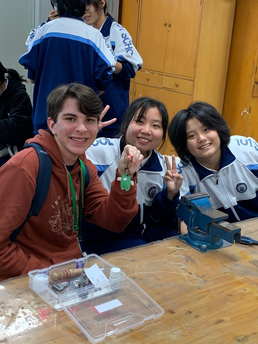 MissWalkerlangs's tweet photo. Day 3 - Lama Temple 雍和宫 and visit to a Beijing 101 Middle School 🇨🇳 local school visits are always my favourite part, so special to see students practicing language skills in real life and going out their comfort zone! Proud teacher 🤩 https://t.co/PDuZ71ipyL