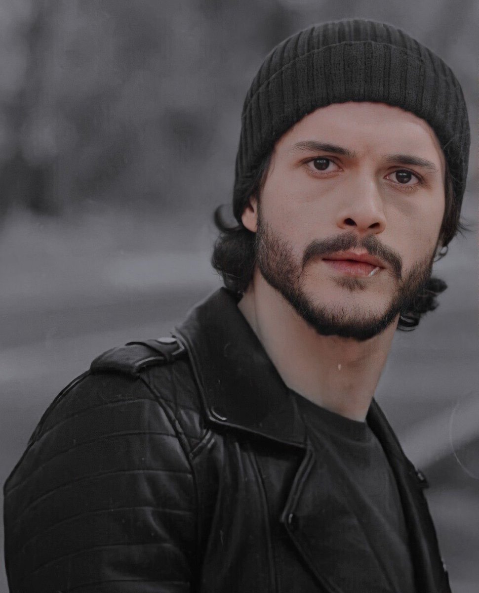 ajans_muhbir's tweet photo. Oyuncu Alperen Duymaz, Furkan Bölükbaşı’nı yer bezi yaptı:

“Rezil herif, git pornonu izle sen.” https://t.co/3PPAdFnOKR