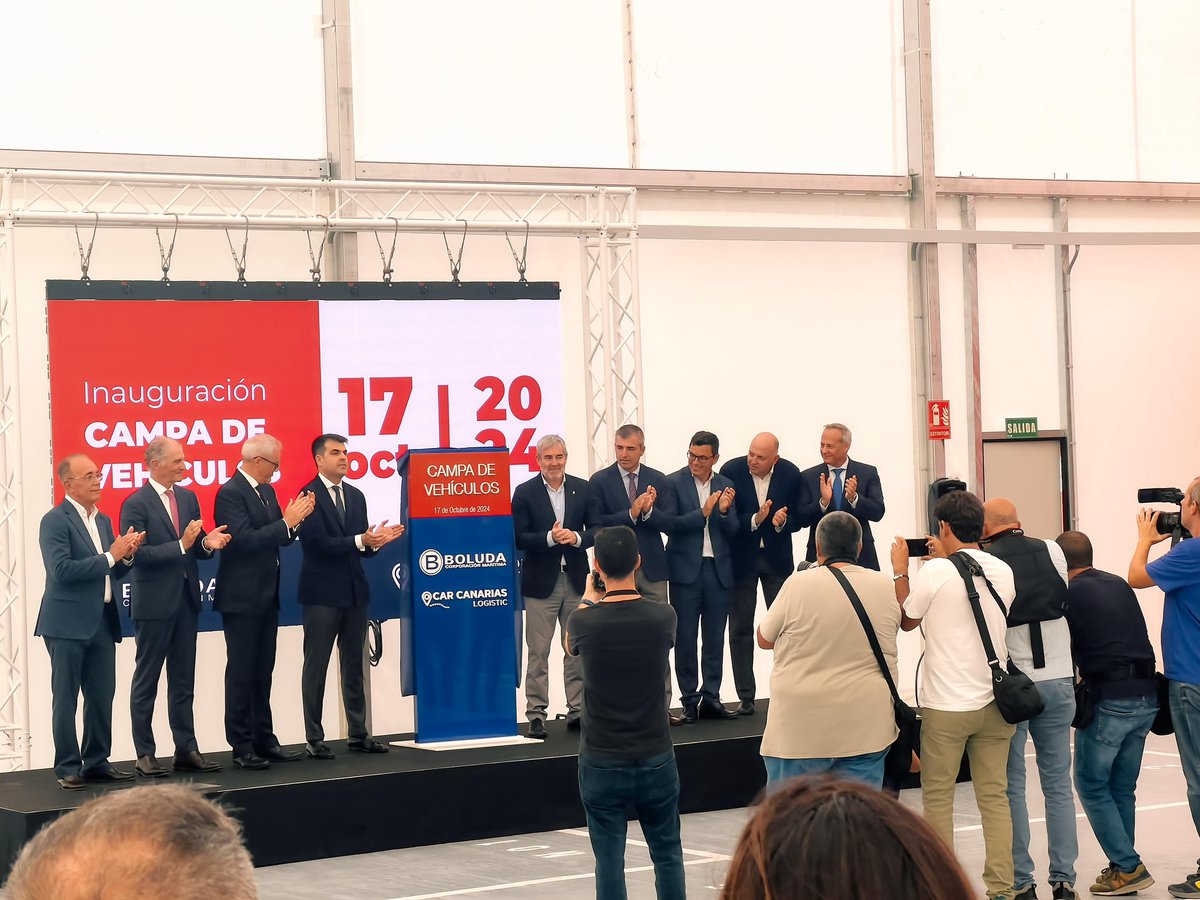 LasPalmasPorts's tweet photo. 👤El director de la #APLP ha asistido a la inauguración de la campa de vehículos de la Terminal de La Luz, de @BoludaCM y #CarCanariasLogistic.
Esta campa permitirá optimizar y hacer más sostenible la importación y gestión de vehículos en Canarias ♻️ https://t.co/cYMhcntacQ