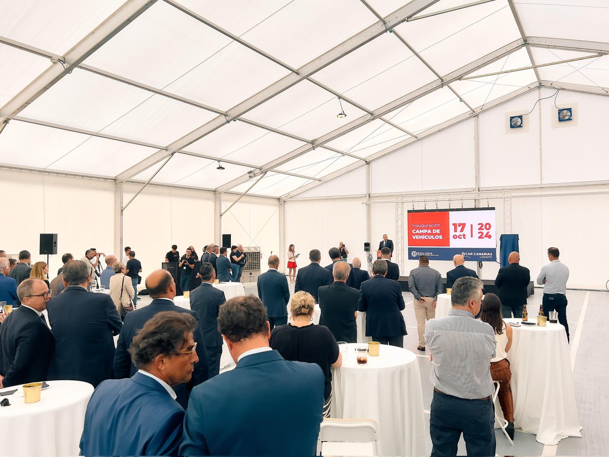 LasPalmasPorts's tweet photo. 👤El director de la #APLP ha asistido a la inauguración de la campa de vehículos de la Terminal de La Luz, de @BoludaCM y #CarCanariasLogistic.
Esta campa permitirá optimizar y hacer más sostenible la importación y gestión de vehículos en Canarias ♻️ https://t.co/cYMhcntacQ
