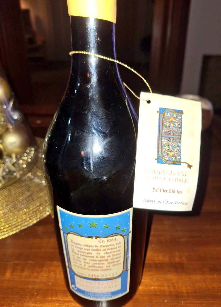 JoanBoronat's tweet image. Algú sap si aquesta ampolla de #Chartreuse té algun valor rellevant?