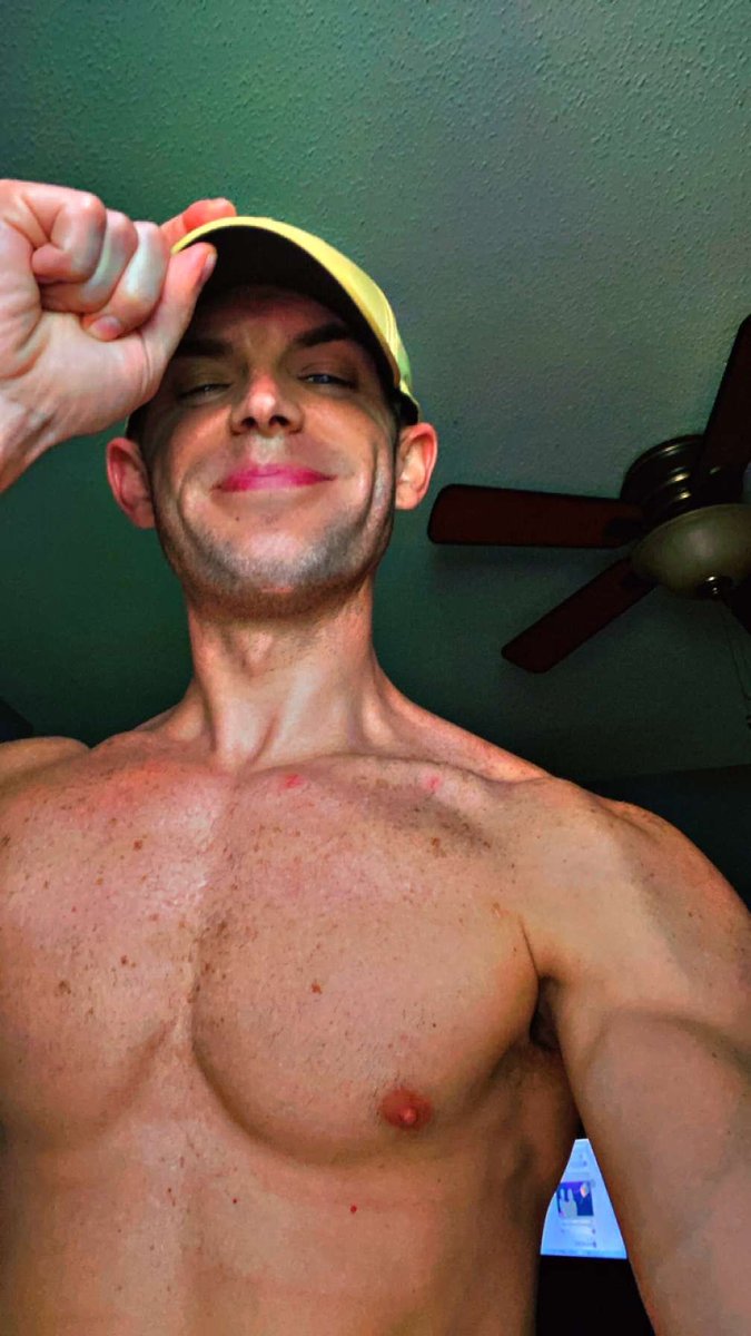 ZachALogan's tweet photo. Friday feeling ✨✨ https://t.co/DVvGWoaF4e
