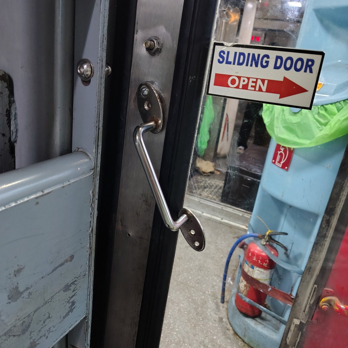 AjaySharma_24's tweet photo. I am travelling in 12860 HWH - CSMT Mumbai Gitanjali Sup Exp in M1 Coach, one screw of the sliding door handle is missing and as it is a sliding door not a push-pull type door the passengers are feeling difficult to open it. @RailMinIndia @serailwaykol @RailwaySeva https://t.co/1TfRrl6Vuw