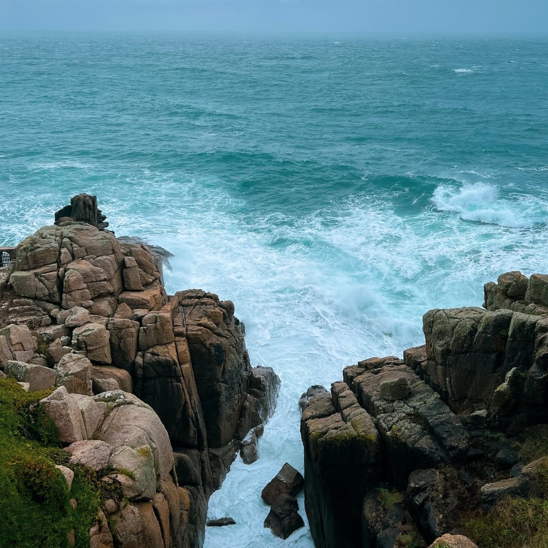 Thunderous seas at Minack.

#LoveCornwall #photography

[Photo by Natasha Patnaik]