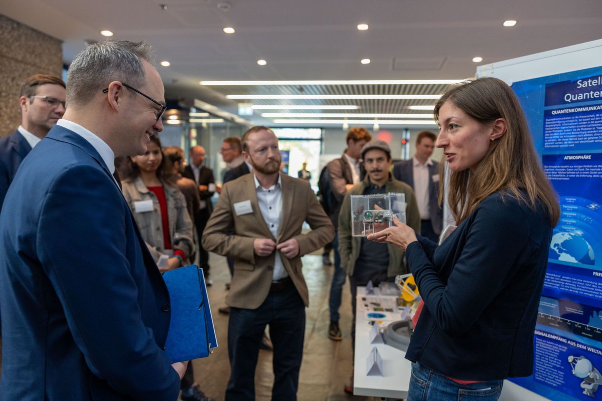 Fraunhofer HHI (@fraunhoferhhi) on Twitter photo We were proud to host the “Forum for #QuantumCommunication in Germany“ with special guest Dr. <a href="/PhilippiRoland/">Dr. Roland Philippi 🇩🇪🇪🇺🇺🇲🇺🇦🇮🇱🎗️</a> (@BMBF_Bund).
The #QuNET project demonstrated live the #quantum-secured data access and transmission in Berlin's inner-city data network.
👉qunet-initiative.de We were proud to host the “Forum for #QuantumCommunication in Germany“ with special guest Dr. <a href="/PhilippiRoland/">Dr. Roland Philippi 🇩🇪🇪🇺🇺🇲🇺🇦🇮🇱🎗️</a> (@BMBF_Bund).
The #QuNET project demonstrated live the #quantum-secured data access and transmission in Berlin's inner-city data network.
👉qunet-initiative.de