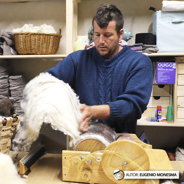 EugenioMonesma's tweet image. 🧶 ¿Sabías que el #fieltro es un #textil NO tejido de origen ancestral?

En 2023 Alain y Adriana me mostraron cómo elaboraban artesanalmente este producto milenario en láminas para utilizarlo en la confección de #prendas.

📽️ Documental COMPLETO (34&apos;): youtu.be/-P5tzwpvMCE