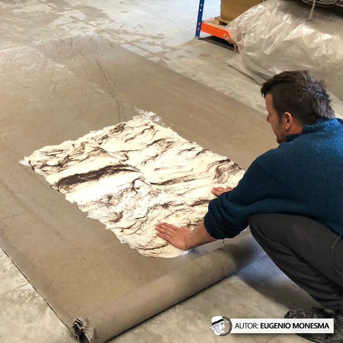 EugenioMonesma's tweet image. 🧶 ¿Sabías que el #fieltro es un #textil NO tejido de origen ancestral?

En 2023 Alain y Adriana me mostraron cómo elaboraban artesanalmente este producto milenario en láminas para utilizarlo en la confección de #prendas.

📽️ Documental COMPLETO (34&apos;): youtu.be/-P5tzwpvMCE