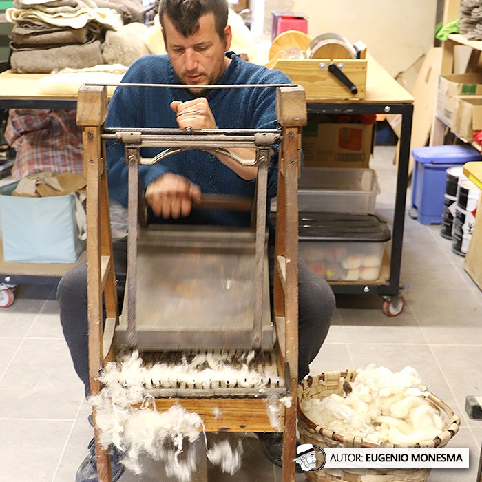 EugenioMonesma's tweet image. 🧶 ¿Sabías que el #fieltro es un #textil NO tejido de origen ancestral?

En 2023 Alain y Adriana me mostraron cómo elaboraban artesanalmente este producto milenario en láminas para utilizarlo en la confección de #prendas.

📽️ Documental COMPLETO (34&apos;): youtu.be/-P5tzwpvMCE