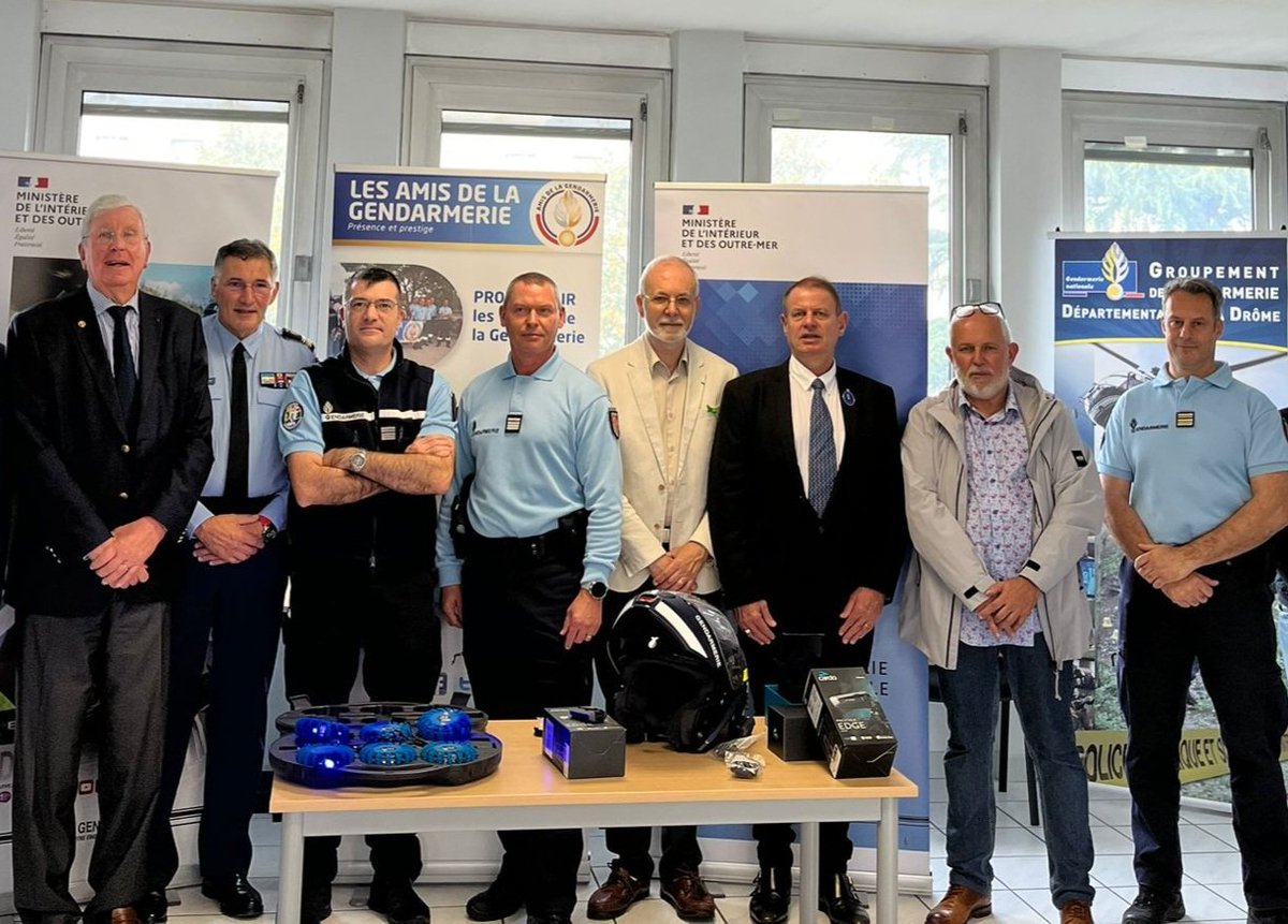 Gendarmerie_026's tweet photo. #sécurité. Grâce aux dons et mécénat de l'association des #AmisDeLaGendarmerie, l'#EDSR26 est desormais equipé de 6 équipements radios pour casques motos et de 2 valises de plots lumineux. Intervenir en sécurité pour mieux vous protéger. 🙏 pour ce soutien. 📸 @SMontelimar https://t.co/t5zqkmNBKh