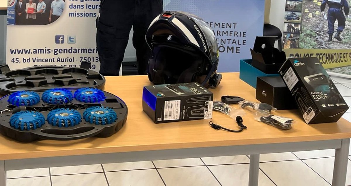 Gendarmerie_026's tweet photo. #sécurité. Grâce aux dons et mécénat de l'association des #AmisDeLaGendarmerie, l'#EDSR26 est desormais equipé de 6 équipements radios pour casques motos et de 2 valises de plots lumineux. Intervenir en sécurité pour mieux vous protéger. 🙏 pour ce soutien. 📸 @SMontelimar https://t.co/t5zqkmNBKh