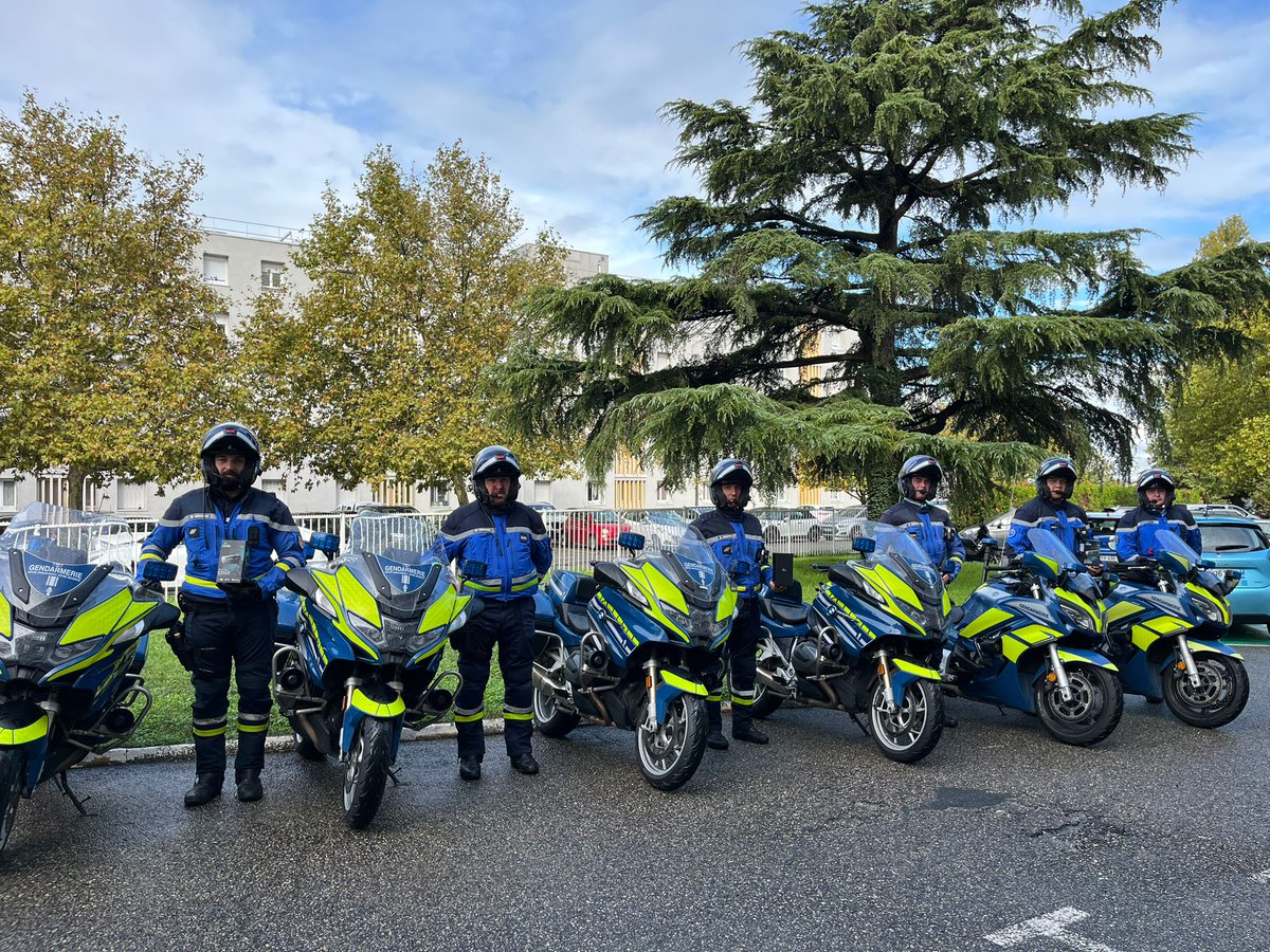 Gendarmerie_026's tweet photo. #sécurité. Grâce aux dons et mécénat de l'association des #AmisDeLaGendarmerie, l'#EDSR26 est desormais equipé de 6 équipements radios pour casques motos et de 2 valises de plots lumineux. Intervenir en sécurité pour mieux vous protéger. 🙏 pour ce soutien. 📸 @SMontelimar https://t.co/t5zqkmNBKh