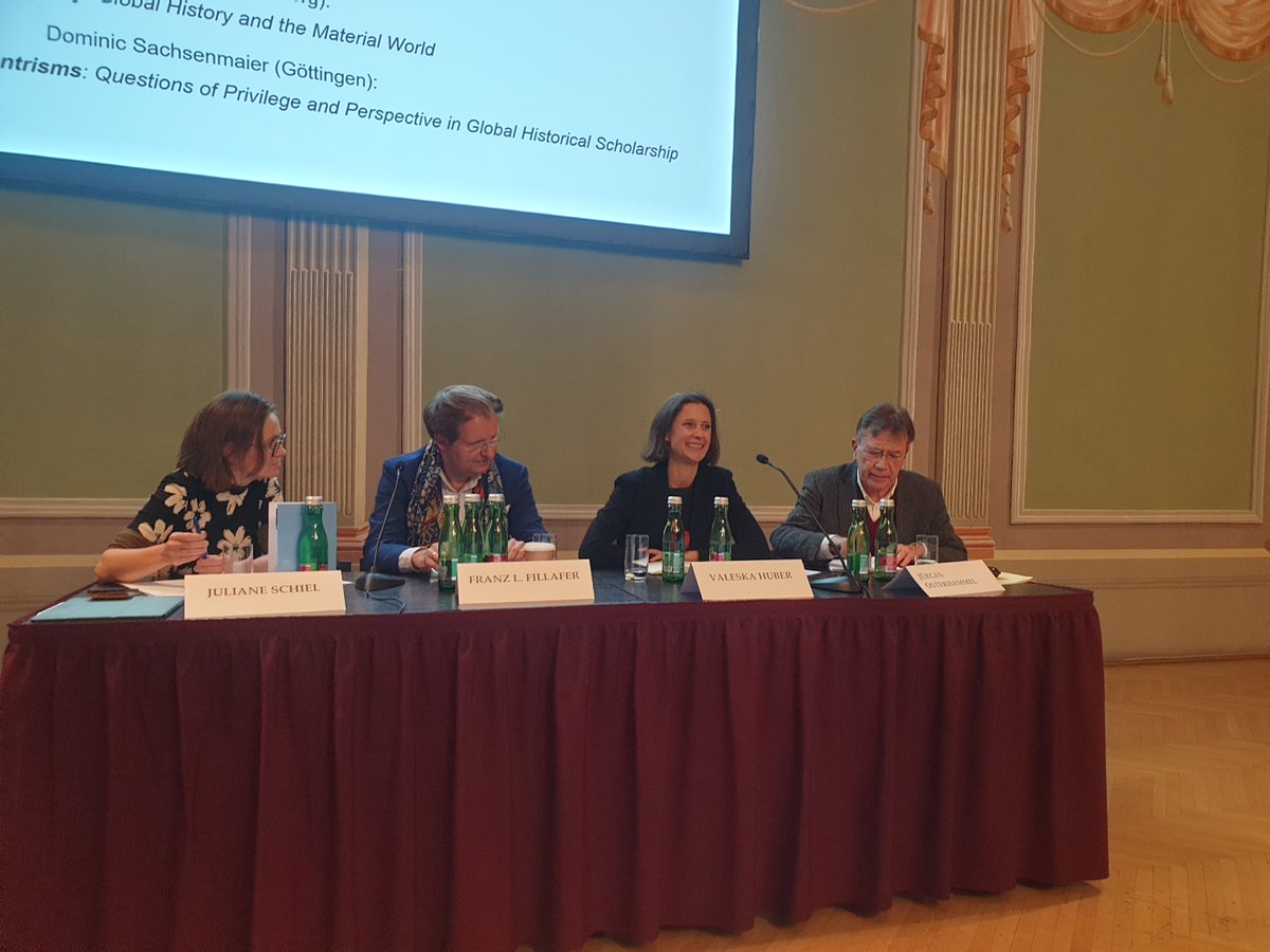 Bei der gestrigen Podiumsdiskussion mit Jürgen Osterhammel im Theatersaal der ÖAW ging es nicht nur um die Globalität, sondern auch um die Generationenfrage in der Geschichtsforschung.
Mit: Juliane Schiel, Valeska Huber (beide <a href="/univie/">univie</a>) und Franz L. Fillafer vom #IKW.