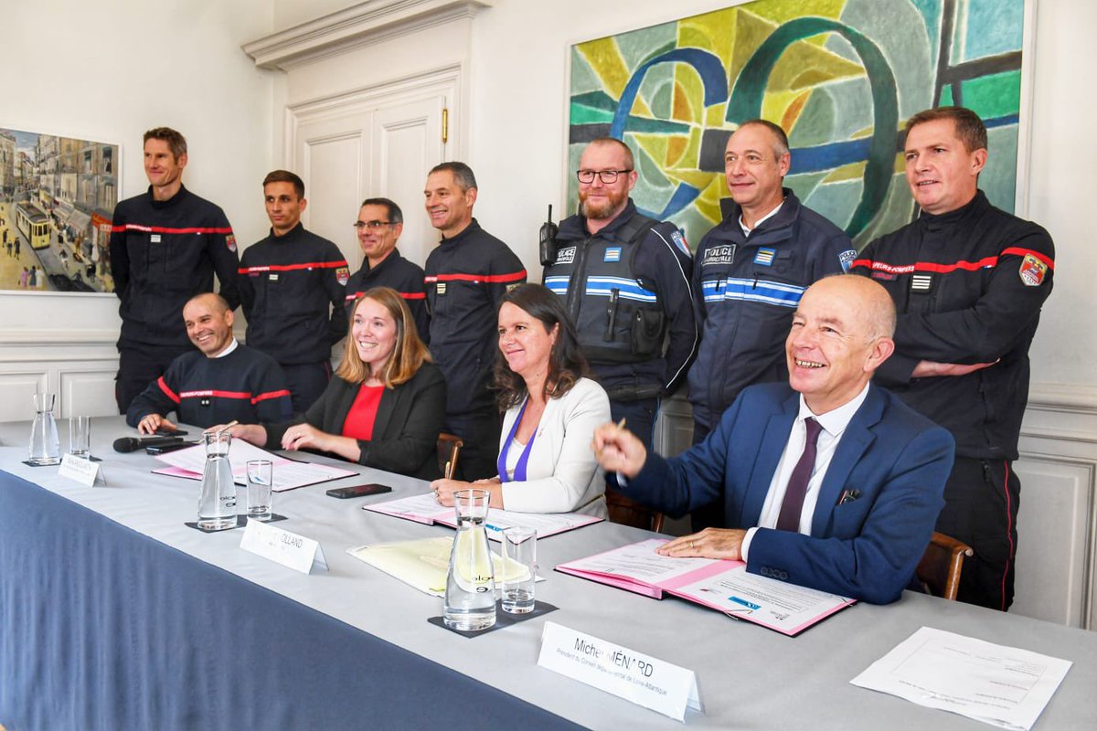 Michel_MENARD's tweet photo. Signature avec Mmes @Johanna_Rolland et Marie Argouarc'h de la convention opérationnelle pour renforcer la collaboration du #SDIS44 avec la police municipale de #Nantes pour sécuriser les sapeurs-pompiers lors de leurs interventions.
#StopAgression
#TouchePasÀMonPompier https://t.co/JKyvSqtygE