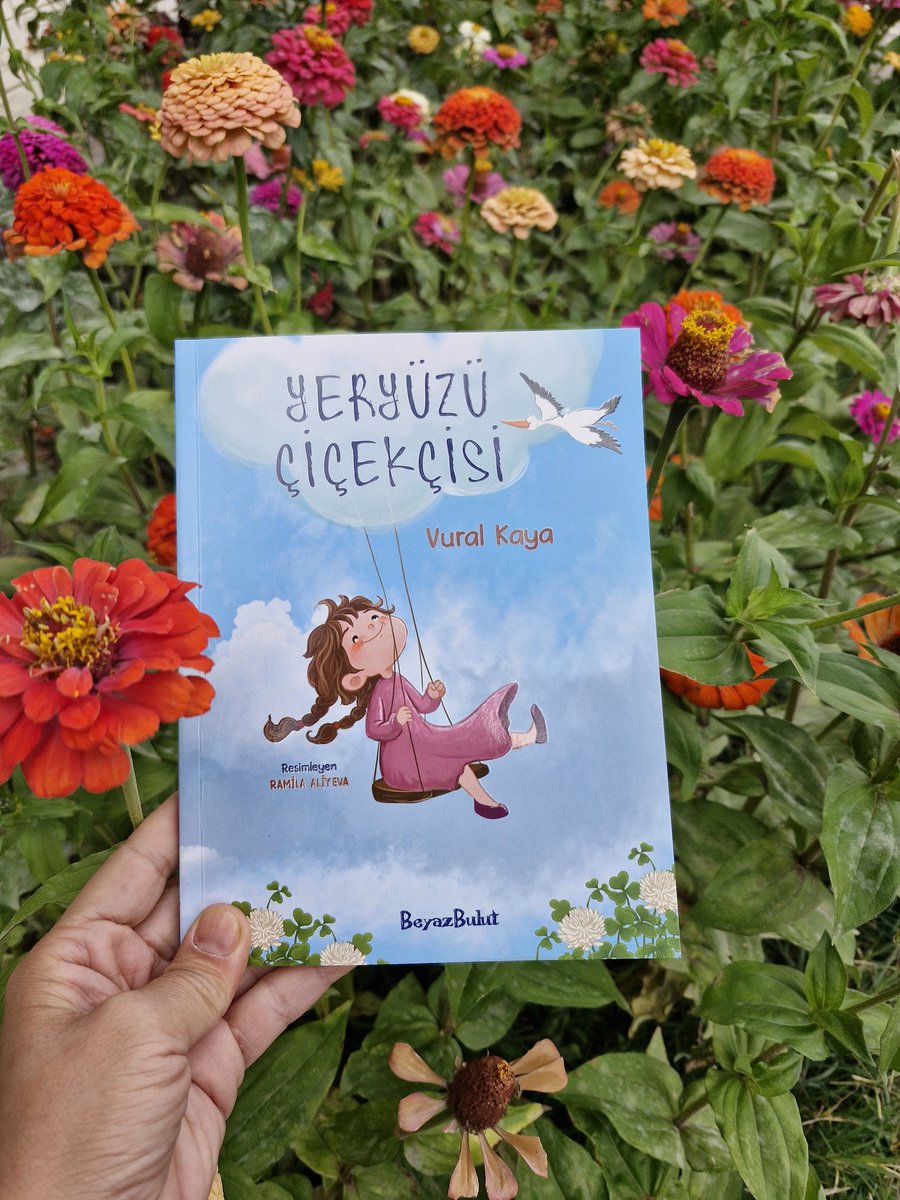 aysegulsd's tweet photo. Bazı kitaplar çiçek gibidir. Bu da onlardan biri. @Vural_Kayaa teşekkürler. https://t.co/HnM0vcytSa
