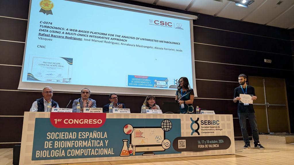 Y por último, con mucho redoble de tambores. Entrega de premios!! 
Empezando por la mejor comunicación oral del congreso patrocinada por el hub del CSIC de biología Computacional y bioinformática. Enhorabuena a Rafael Barrero por su trabajo desarrollando Turboomics!!!