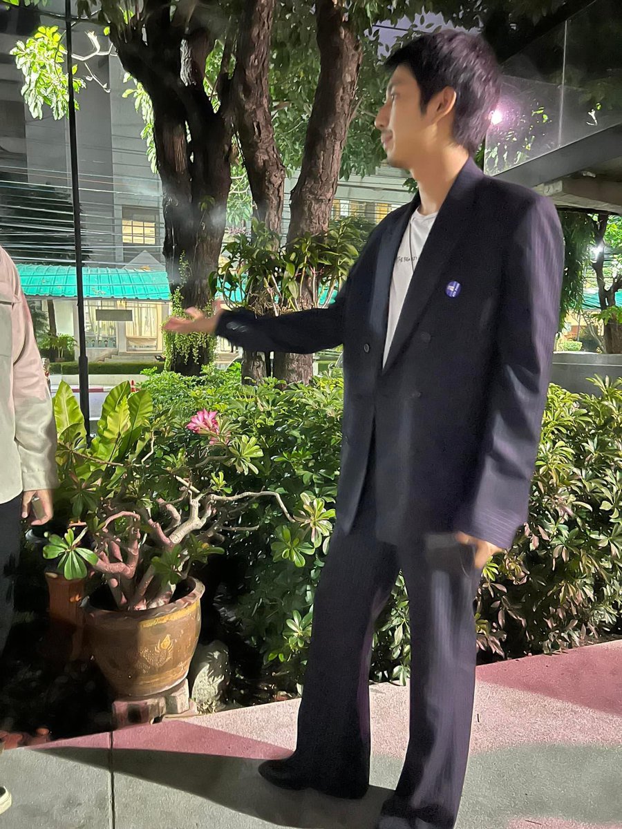 genimmg's tweet photo. ผมพี่นัทปัจจุบันเท่าๆ นี้มั้ยนะ 🤔 ผมเริ่มยาวแล้ว หล่อทุกช่วง ทุกลุคจริงๆ 🥹💘🫶🏻 https://t.co/SMGOMrlAAb