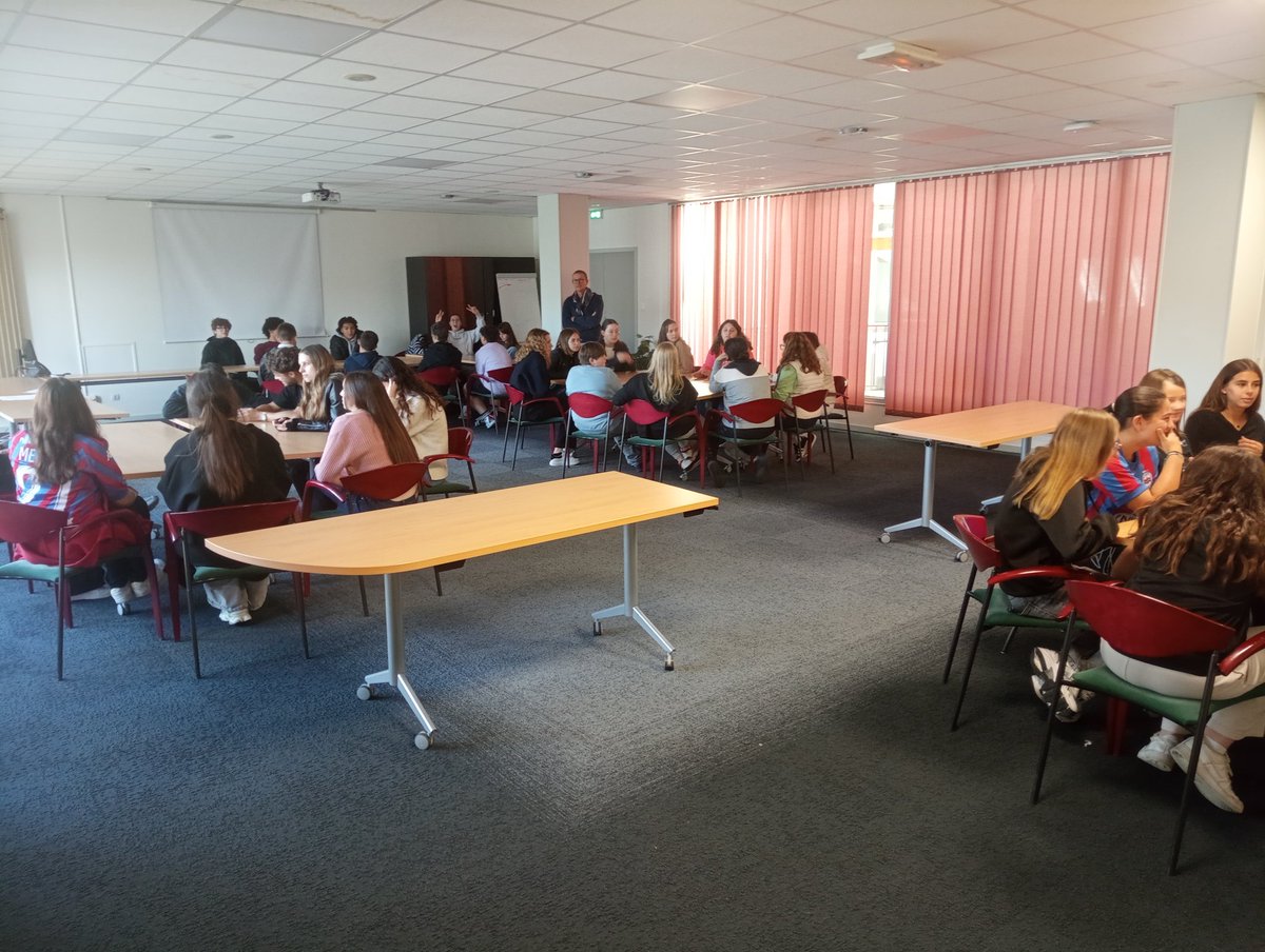 ProfGauchard's tweet photo. Le 18/10, dans le cadre des Cordées de la réussite, nos étudiants et apprentis de BTS Professions Immobilières de 1ère année ont échangé avec les élèves de 3ème du lycée (qui eux aussi sont encordés)

Merci aux étudiants et apprentis pour leur implication.

#orientation #reussite https://t.co/4ay7tfK6T0