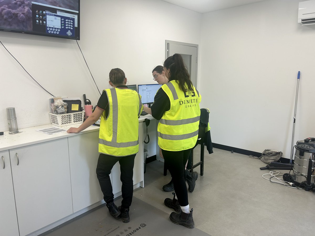 Sampler training. Pingelly team in and learning the ropes.