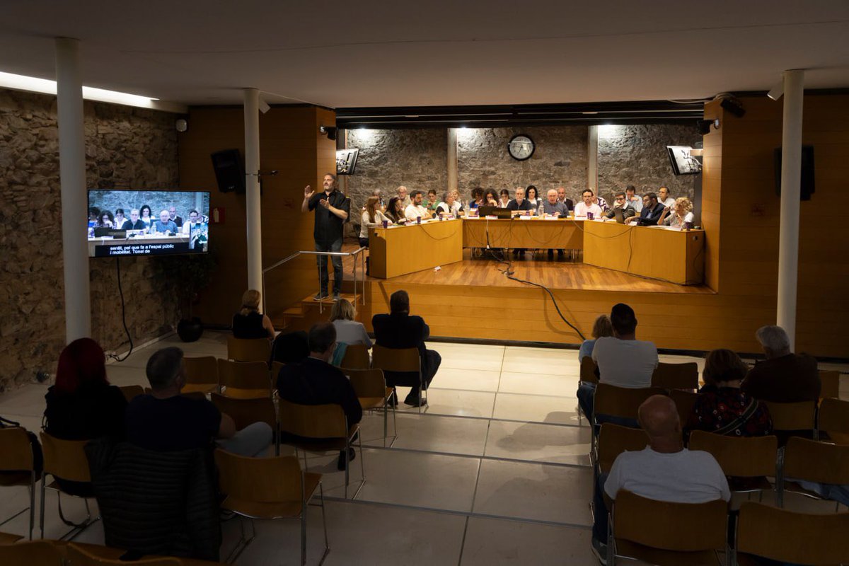 EnComuH_G's tweet photo. 🏙 Continuem defensant la Superilla d’Horta i demanem explicacions sobre el canvi de sentit del carrer Campoamor. Volem saber quin impacte tindrà al barri i què farà el govern per reduir el trànsit. Encara esperem resposta. https://t.co/l3CmoJpYgt