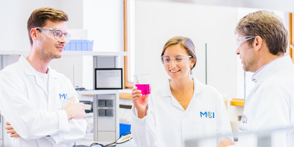 Erneut Spitzenbewertungen für MCI! ✨

Mit Bestnoten positioniert sich das #MCI auch im diesjährigen "UNIVERSUM Talent Research #Survey" über den österreichweiten Werten. 

Die Ergebnisse im Detail ▶️ ow.ly/o6lE50TNuNf 

📸©MCI / Marc Scherr; Anna Geisler