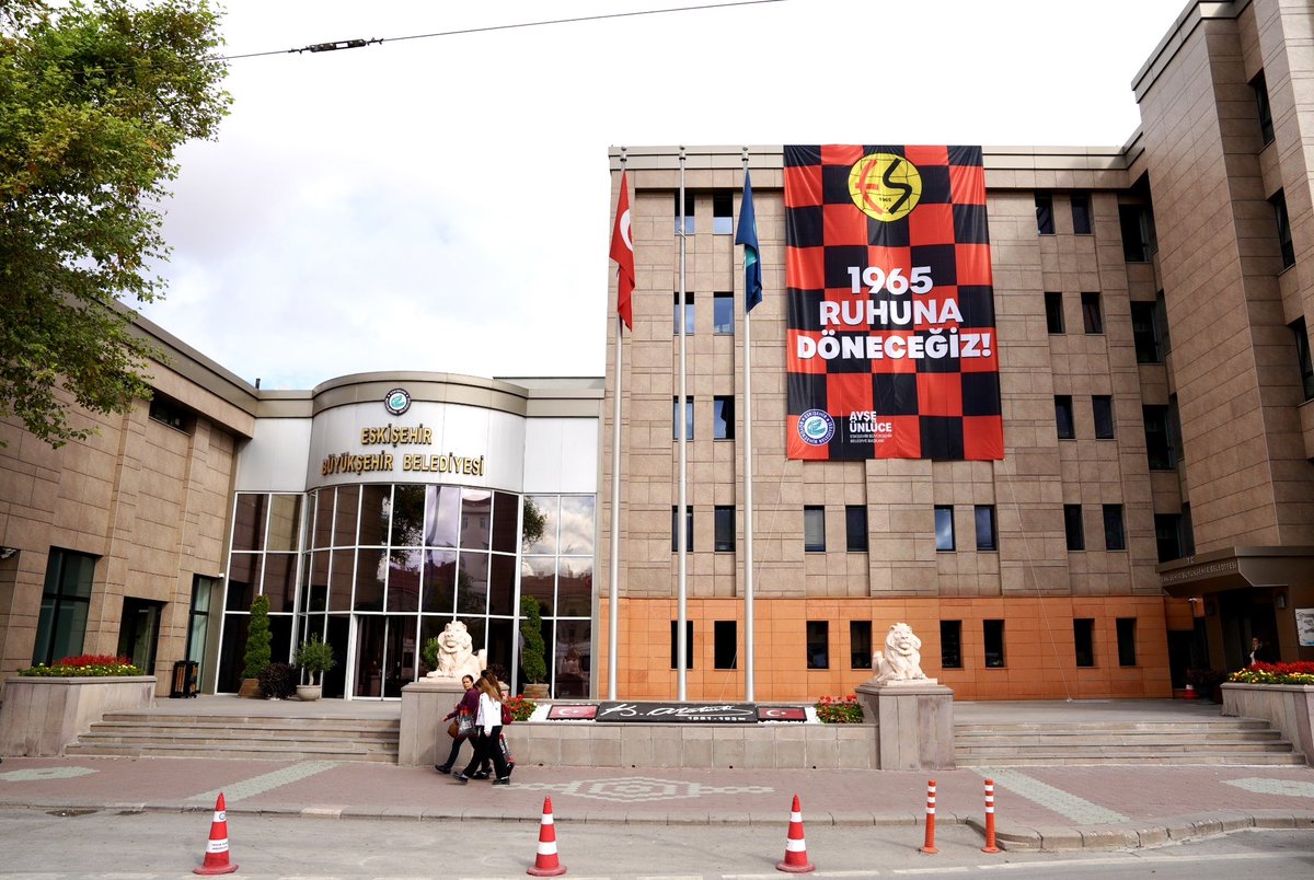 eskisehirbb's tweet photo. Haydi Eskişehir, 
hep birlikle Atatürk Stadyumu’na! ⚡️

Eskişehirspor’umuzun 19 Ekim Cumartesi saat 19.00’da oynayacağı Osmanlı 1453 karşılaşması için saat 17.00 itibariyle 3 ayrı noktadan Atatürk Stadyumu’na otobüs seferleri düzenlenecektir.

Bayrağını al, formanı giy, şehrinin takımına sahip çık! ✊🏼

📍 Odunpazarı Alaaddin Parkı
📍 Ulus Anıtı
📍 71 Evler Açelya Tramvay Durağı

@Eskisehirspor