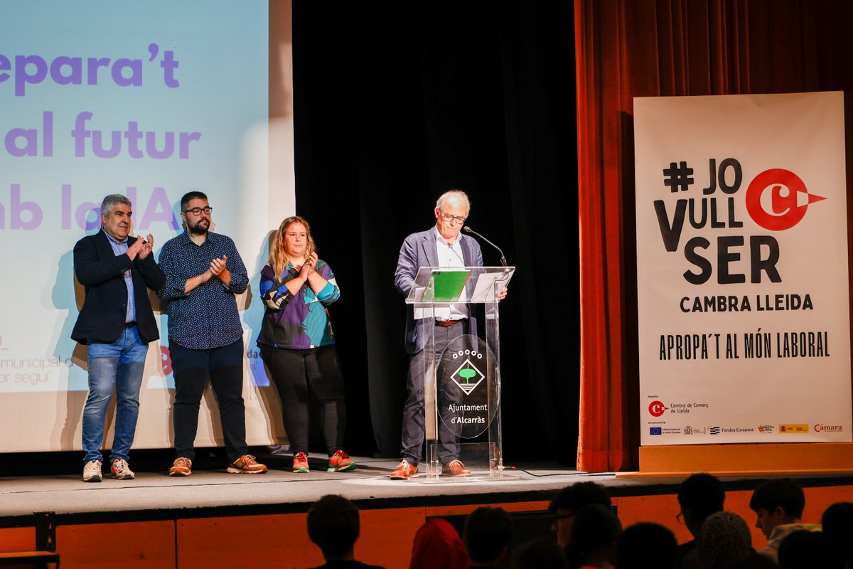 cambralleida's tweet photo. Ahir es va celebrar la dotzena edició del #JOVULLSER a Alcarràs!
Els joves de Lleida van connectar amb les empreses del territori per explorar noves oportunitats de futur. 💼✨ Gràcies a @jovesegria @CCSegria, i a tots els participants per fer-ho possible !

#CambraLleida https://t.co/3GZjIFdITd