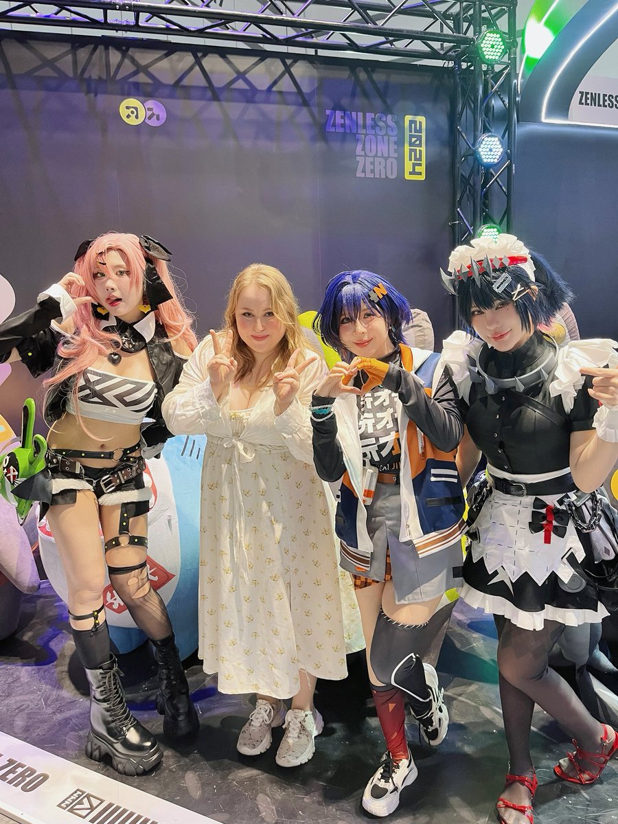 RsDollAtelier's tweet photo. Didn’t know there was a convention going on until I saw all the gamers with shopping bags, so like the good detective Zhu Yuan I sniffed it out and found a games convention where ZZZ was as well😭💖💖 they where all so cute🥹💗🫶🏻✨
#ThailandGameShow2024 #zzzero #ThGSzzzero https://t.co/fi0EarYsZL