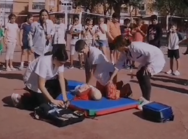 AreaUnoArrixaca's tweet photo. 🖐️🏽👦🏽La enfermera comunitaria escolar del C.S de El Palmar organiza con los niños y niñas de 4° del colegio Ciudad de la Paz @ceipnslapazmu, un taller de RCP coincidiendo con el día del Paro Cardíaco #salvarunavida
@MariaSolAgust2 https://t.co/MYHsUbnK7z